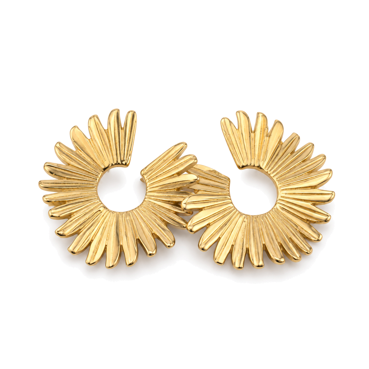 Pendientes Sol Calado con Rayos en Relieve Dorado