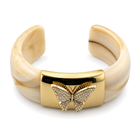 Brazalete Abierto con Mariposa de Cristales Dorado